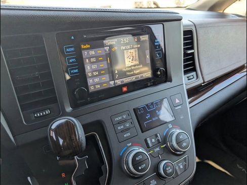 Used 2017 Toyota Sienna Limited Premium image 18