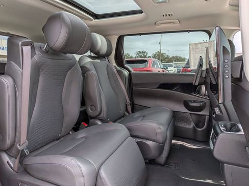 Used 2025 Kia Carnival SX Prestige image 32