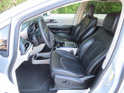 Used 2023 Chrysler Pacifica Touring-L image 26