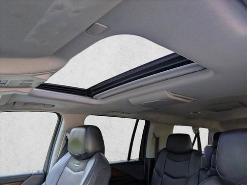 Used 2018 Cadillac Escalade ESV Premium Luxury image 16