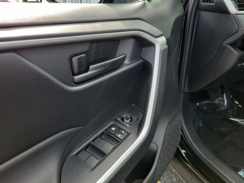 Used 2022 Toyota RAV4 LE AWD/4WD image 18