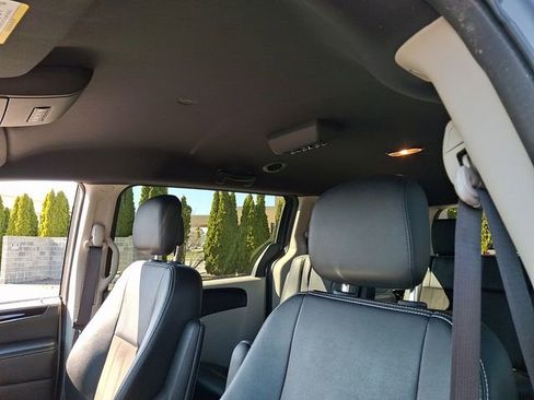 Used 2019 Dodge Grand Caravan SXT image 14