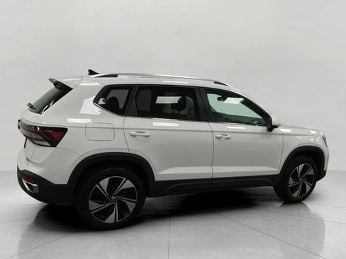 Used 2025 Volkswagen Taos SE AWD/4WD image 3