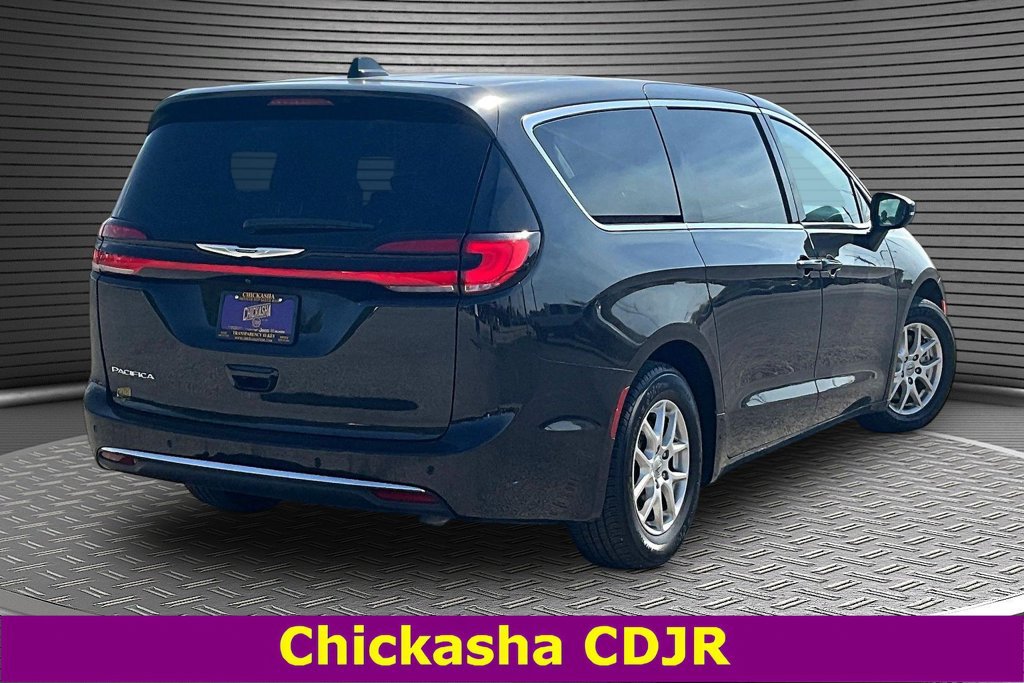 Used 2023 Chrysler Pacifica Touring-L FWD image 6
