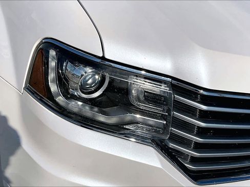 Used 2017 Lincoln Navigator Select image 26