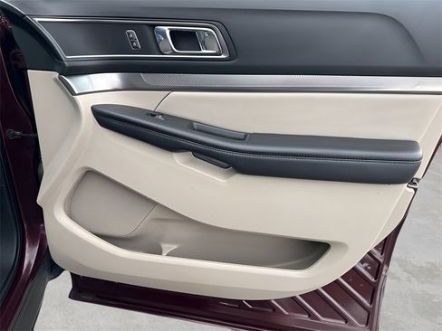 Used 2018 Ford Explorer XLT w/ Equipment Group 201A image 8