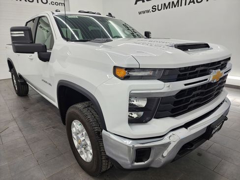 Used 2024 Chevrolet Silverado 2500 LT image 2