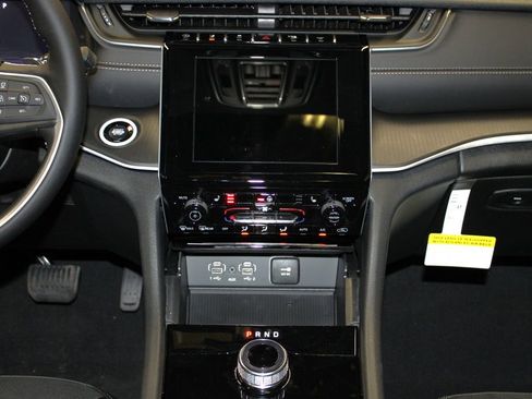 New 2025 Jeep Grand Cherokee Laredo image 13