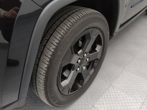 Used 2019 Jeep Grand Cherokee Laredo image 31