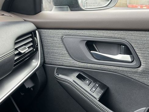 Used 2021 Nissan Rogue SV image 38