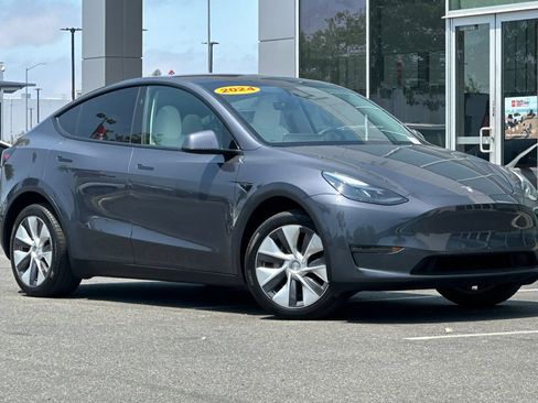 Used 2024 Tesla Model Y Long Range AWD/4WD image 2