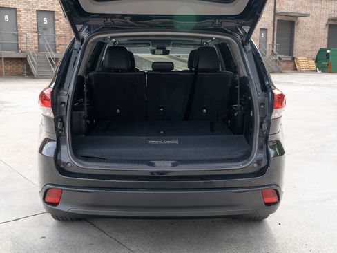 Used 2017 Toyota Highlander XLE w/ Carpet Mat Package image 8