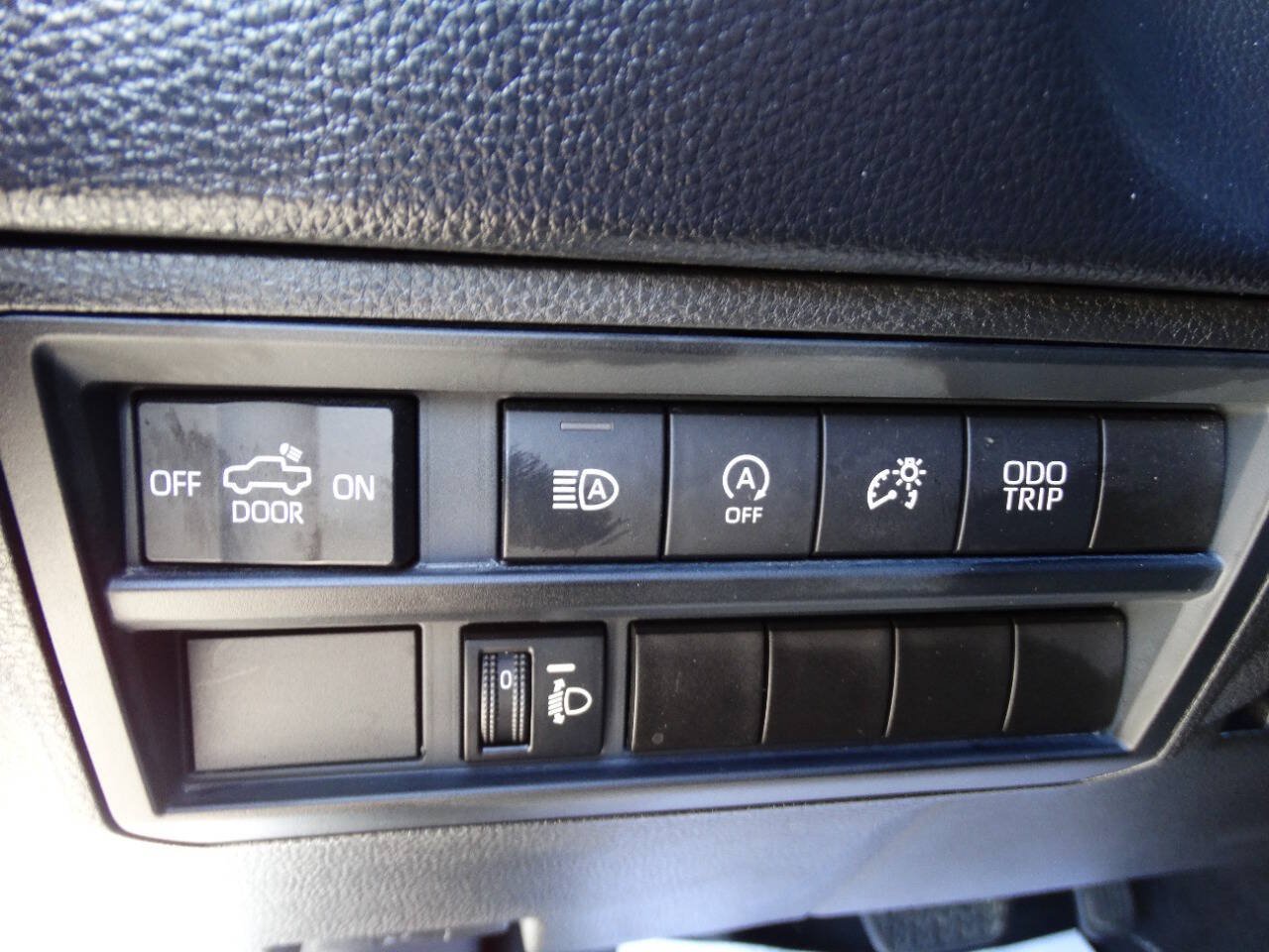 Used 2022 Toyota Tundra 4x4 CrewMax SR image 17