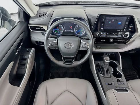 Used 2020 Toyota Highlander XLE image 23
