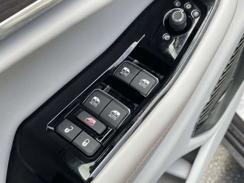 Certified 2022 Jeep Grand Cherokee Overland w/ Luxury Tech Group IV AWD/4WD image 21