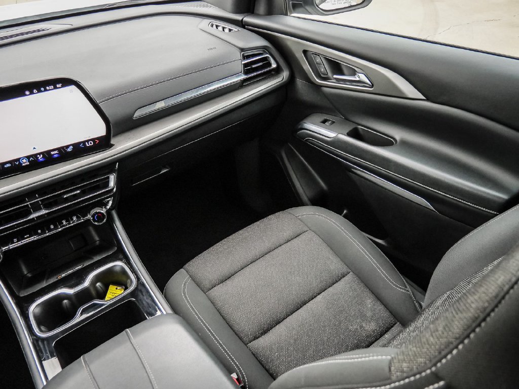 Used 2025 Chevrolet Traverse LT FWD image 28