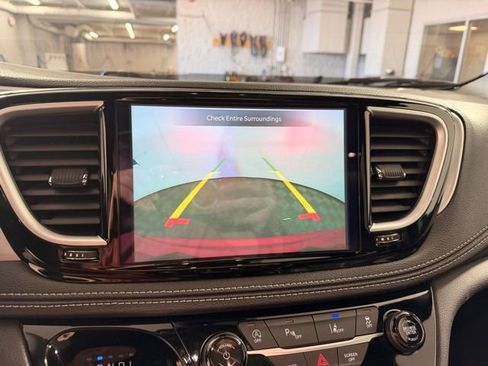 Used 2025 Chrysler Pacifica Limited image 25