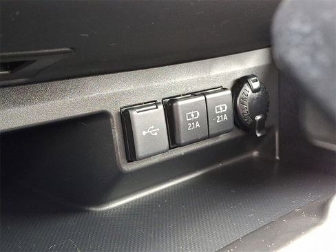 Used 2020 Toyota Highlander XLE image 24