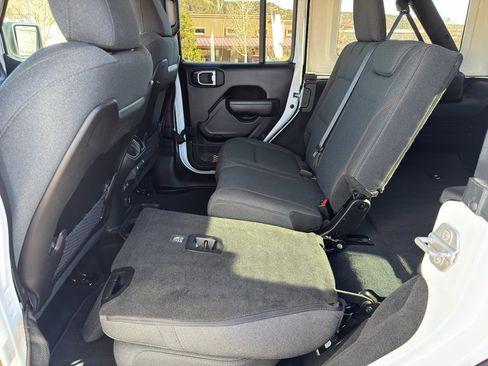 Used 2025 Jeep Wrangler Unlimited Rubicon image 14