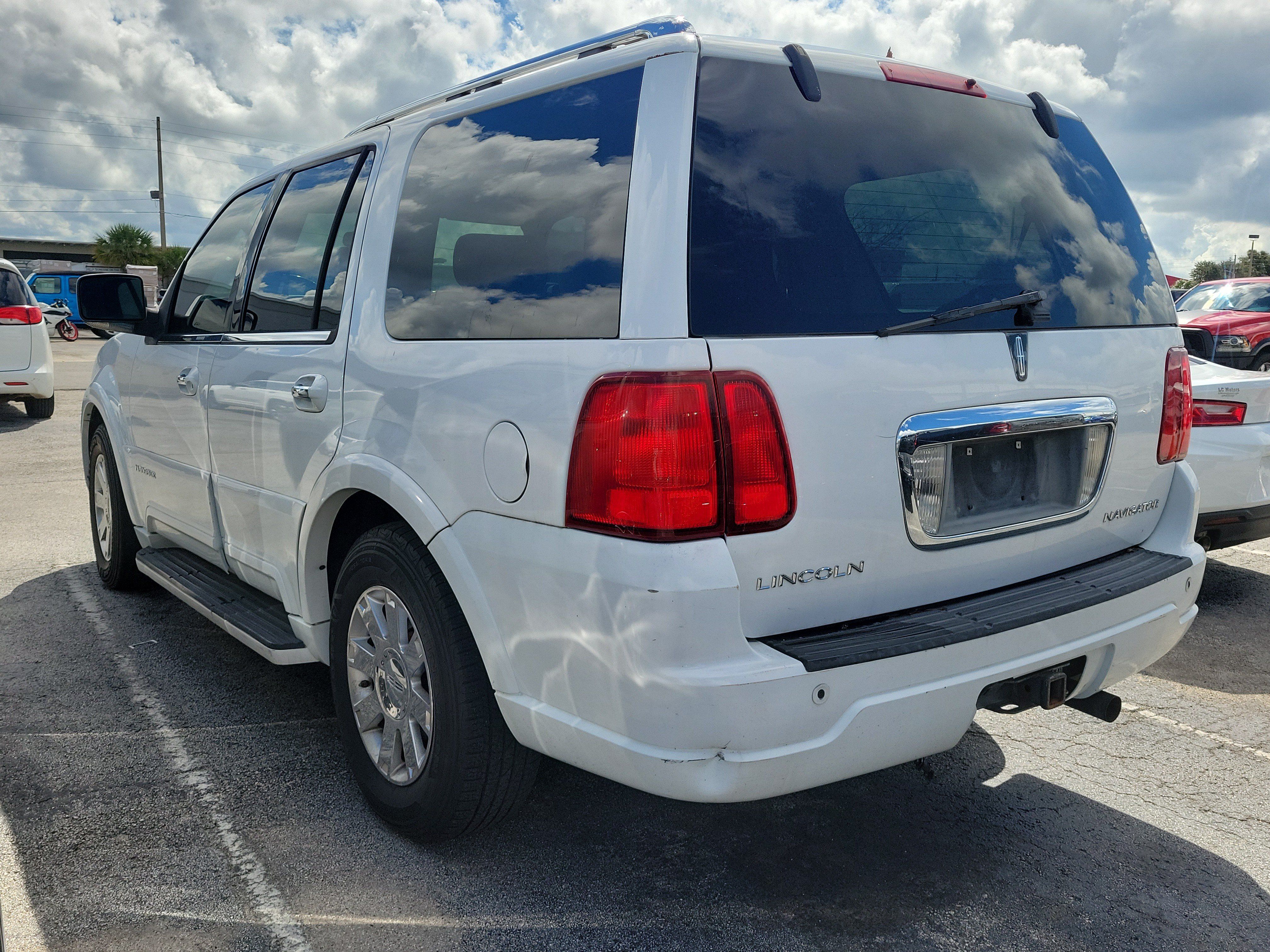 Used 2004 Lincoln Navigator Luxury RWD image 4