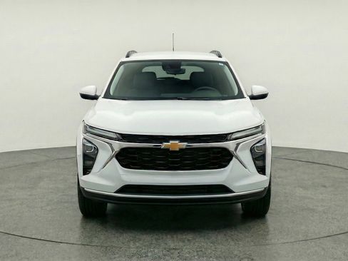 Used 2025 Chevrolet Trax LT w/ LT Convenience Package image 2