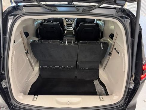 Used 2022 Chrysler Pacifica Limited FWD image 17