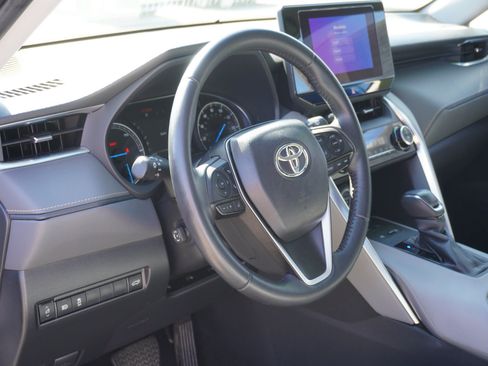 Used 2024 Toyota Venza LE AWD/4WD image 18