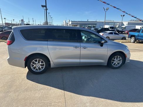 Used 2023 Chrysler Pacifica Touring-L image 33