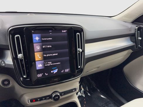 Used 2019 Volvo XC40 T4 Momentum image 24