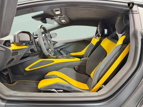 Used 2025 Lamborghini Revuelto AWD/4WD image 8