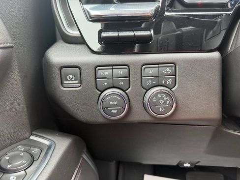 Used 2022 Chevrolet Silverado 1500 High Country w/ High Country Premium Package AWD/4WD image 24