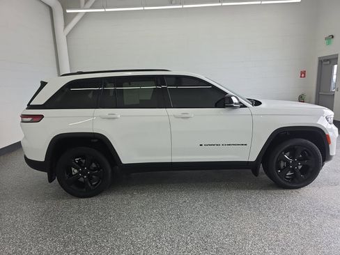 Used 2023 Jeep Grand Cherokee Altitude image 6