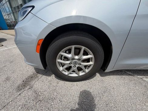 Used 2023 Chrysler Pacifica Touring-L FWD image 10