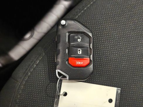 Used 2021 Jeep Gladiator Sport image 12