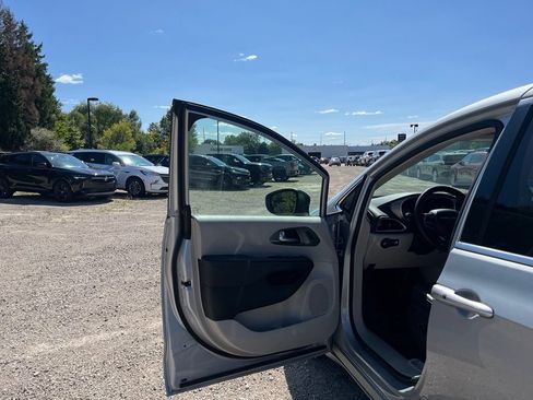 Used 2023 Chrysler Pacifica Touring-L FWD image 20