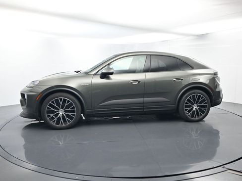 Certified 2025 Porsche Macan Electric image 2