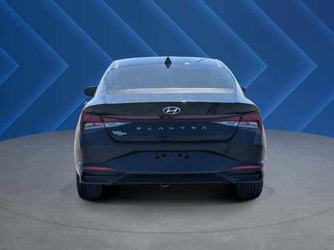 Used 2022 Hyundai Elantra SEL w/ Preferred Accessory Package FWD image 4