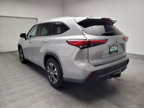 Used 2022 Toyota Highlander XLE image 5