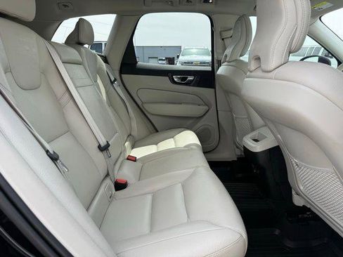 Used 2020 Volvo XC60 T5 Momentum w/ Protection Package Premier image 4