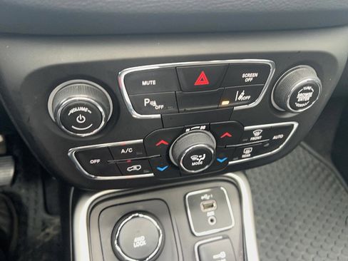 Used 2020 Jeep Compass Latitude image 40