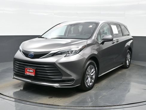 Used 2024 Toyota Sienna LE image 2