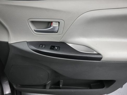 Used 2018 Toyota Sienna LE w/ Carpet Mat Package FWD image 49