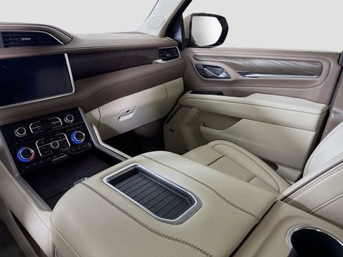 Used 2024 GMC Yukon Denali w/ Advanced Technology Package image 25