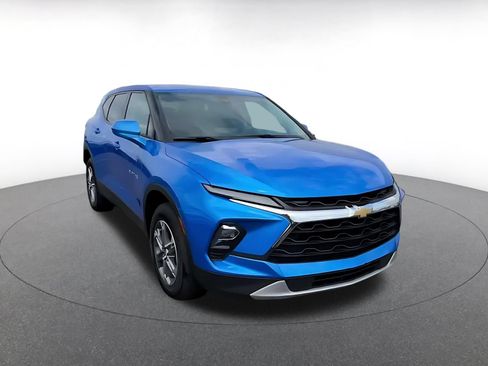 Used 2025 Chevrolet Blazer LT FWD image 3