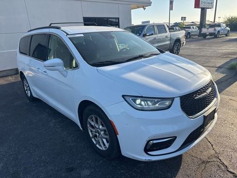 Used 2022 Chrysler Pacifica Touring-L image 3