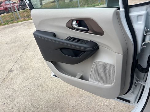 Used 2023 Chrysler Voyager LX image 18