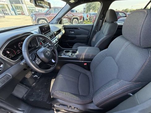 Used 2025 Honda Pilot Sport image 17