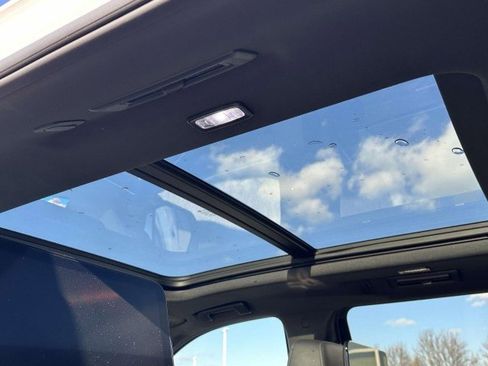 Used 2022 Chevrolet Suburban LT w/ Luxury Package image 19