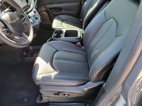 Used 2025 Chrysler Pacifica Select image 11