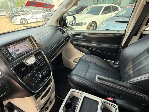 Used 2012 Chrysler Town & Country Touring-L w/ Entertainment Group #2 FWD image 11